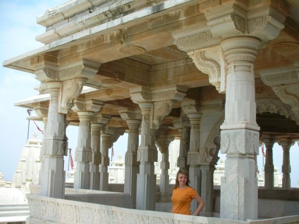 Jedna z piękniejszych świątyń w Indiach. Dżinijska świątynia na wzgórzu w stanie Gudżarat.