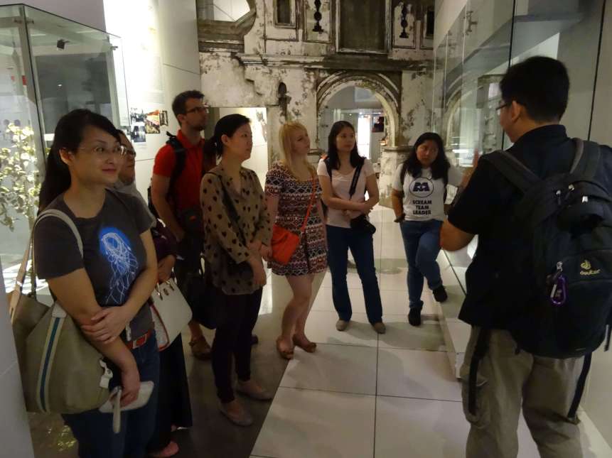 The bloggers listening intently to Mr. Yee as he discusses Malaysian history during the Prehistoric era-min